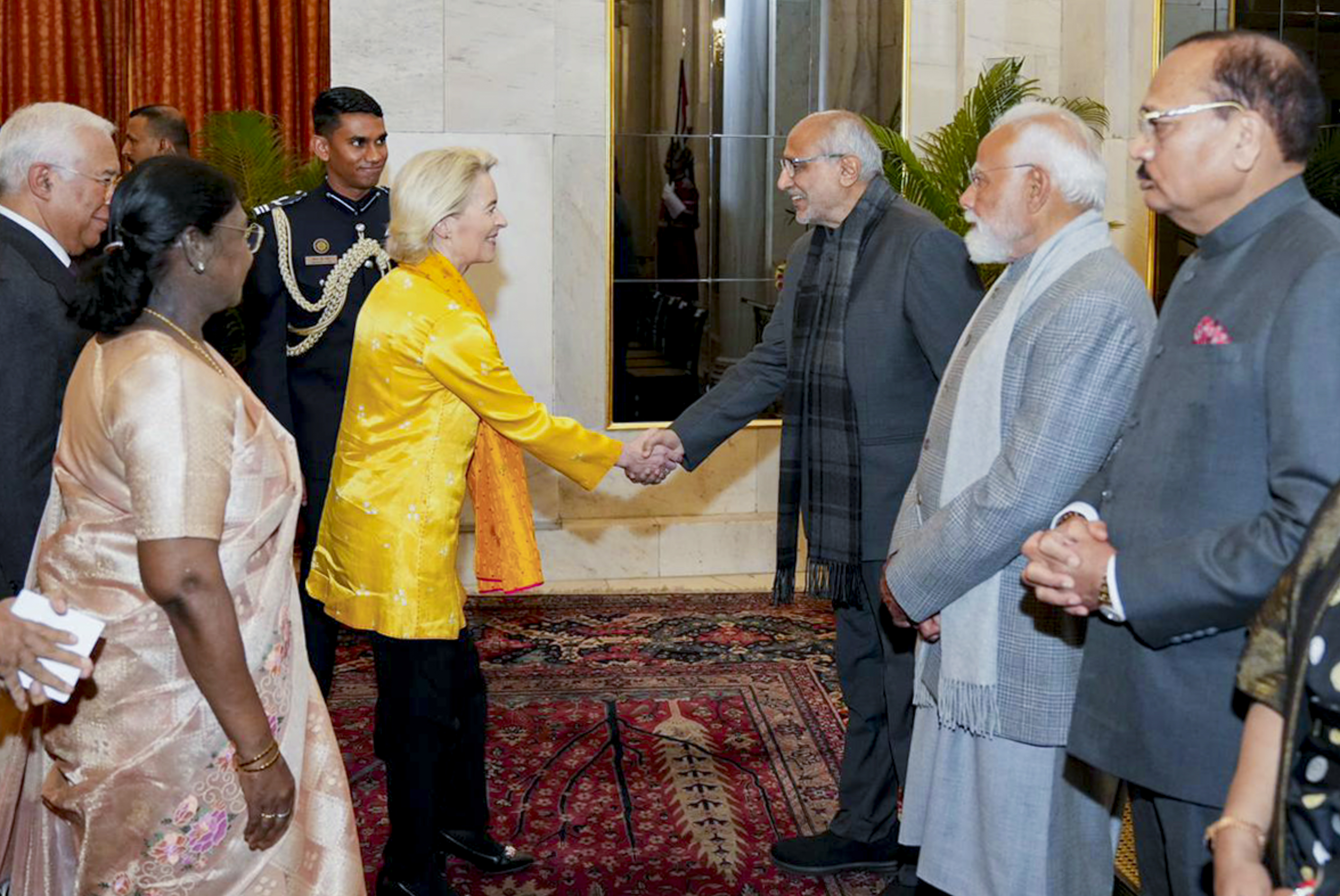 राष्ट्रपति भवन में उप राष्ट्रपति सीपी राधकृष्णन से मुलाकात करतीं उर्सुला वॉन डेर लेयेन।