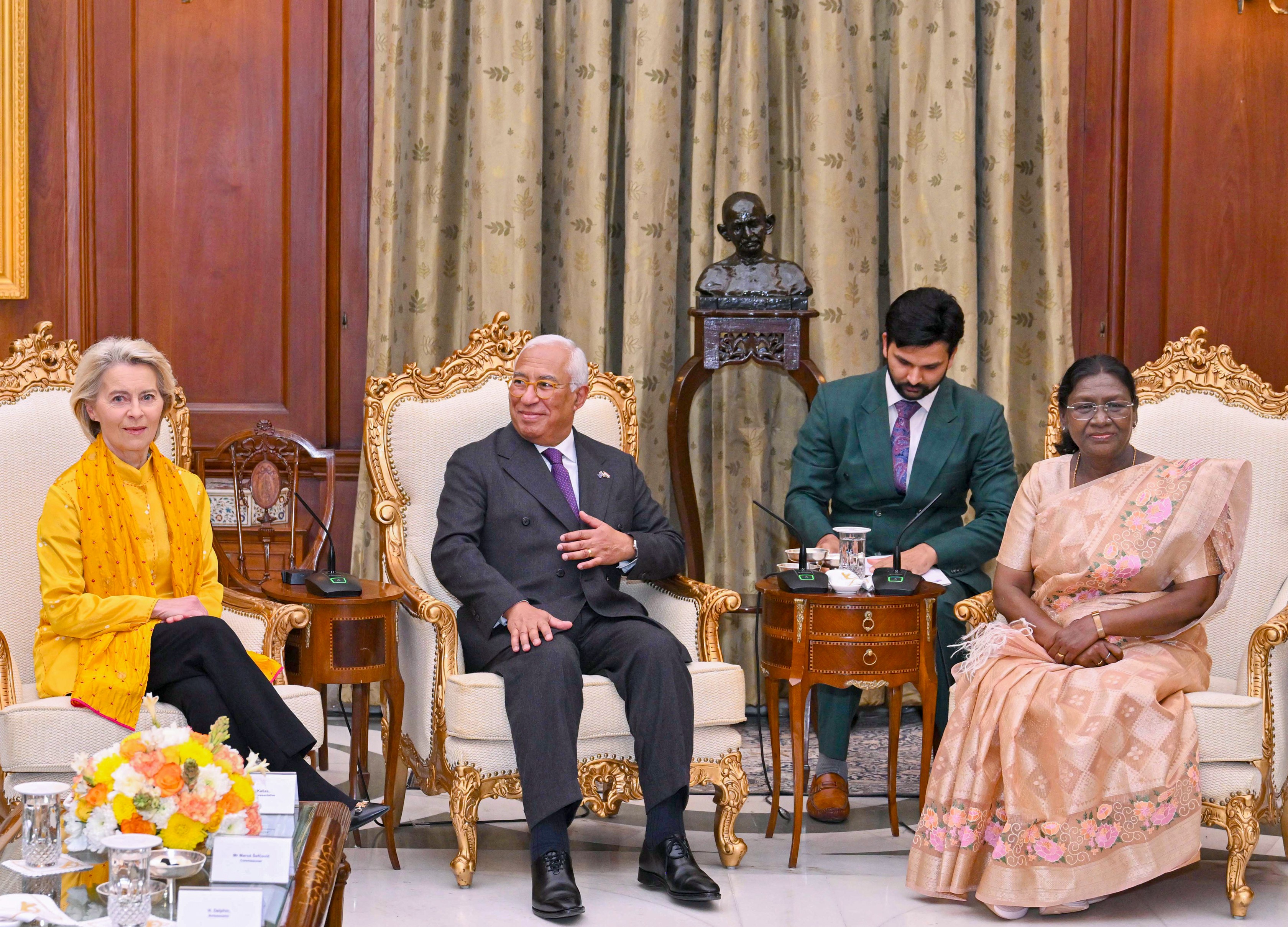 डिनर से पहले राष्ट्रपति द्रौपदी मुर्मू के साथ मौजूद उर्सुला वॉन डेर लेयेन और एंटोनियो कोस्टा।