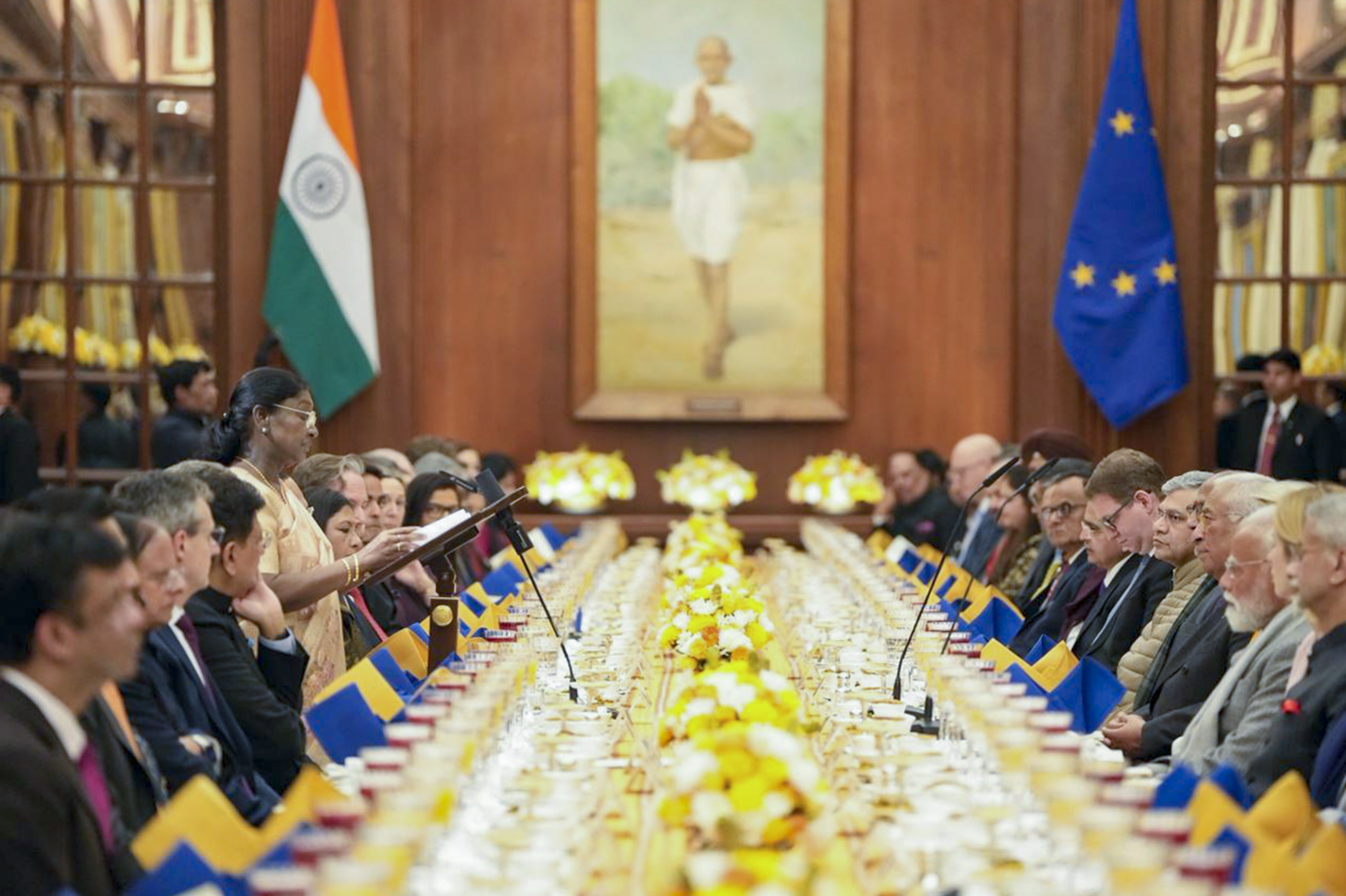 राष्ट्रपति द्रौपदी मुर्मू ने राष्ट्रपति भवन में EU डेलीगेट्स के लिए आयोजित डिनर में संबोधित किया।