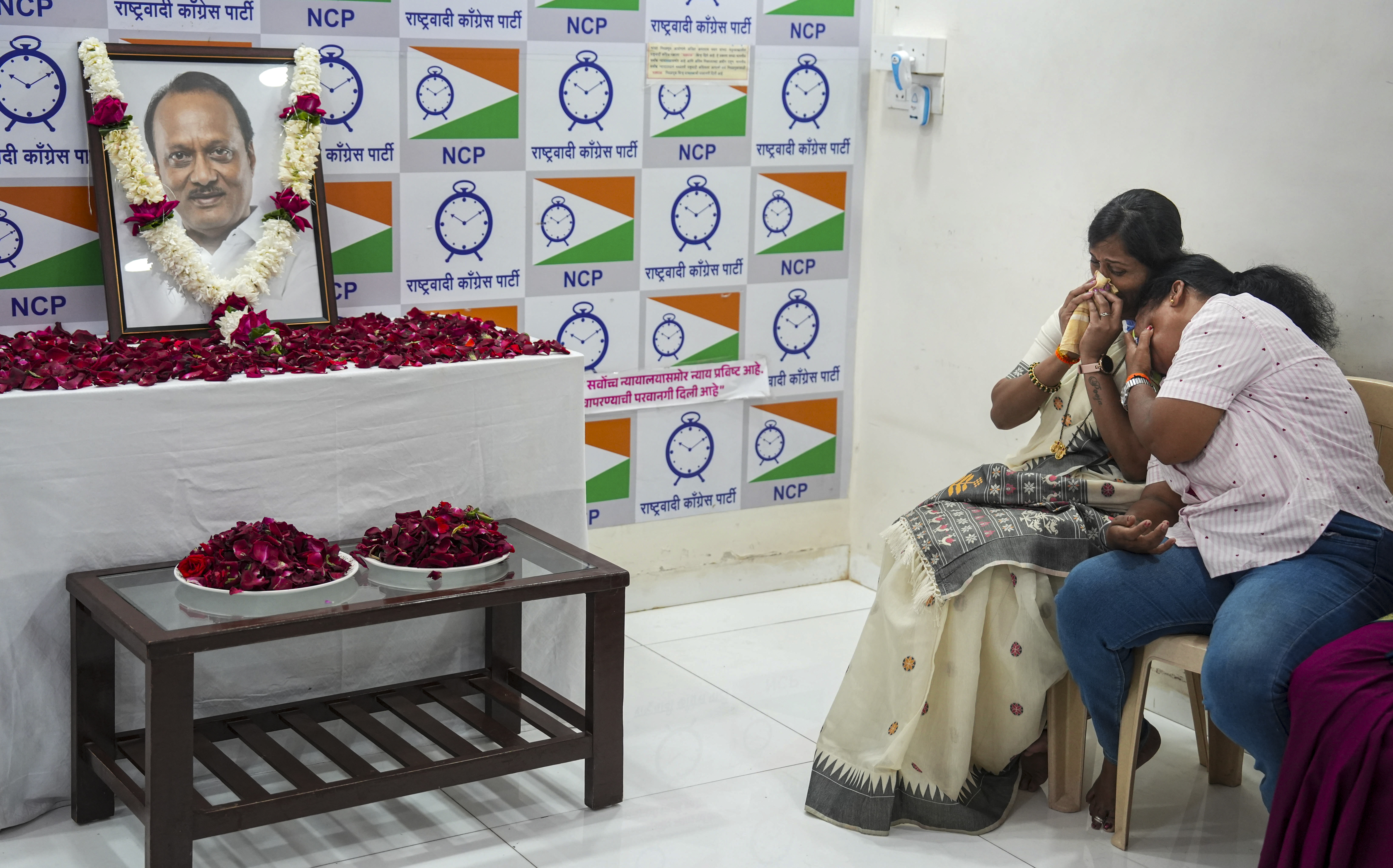 मुंबई में पार्टी ऑफिस में NCP कार्यकर्ता अजित पवार की मौत पर रोते नजर आए।