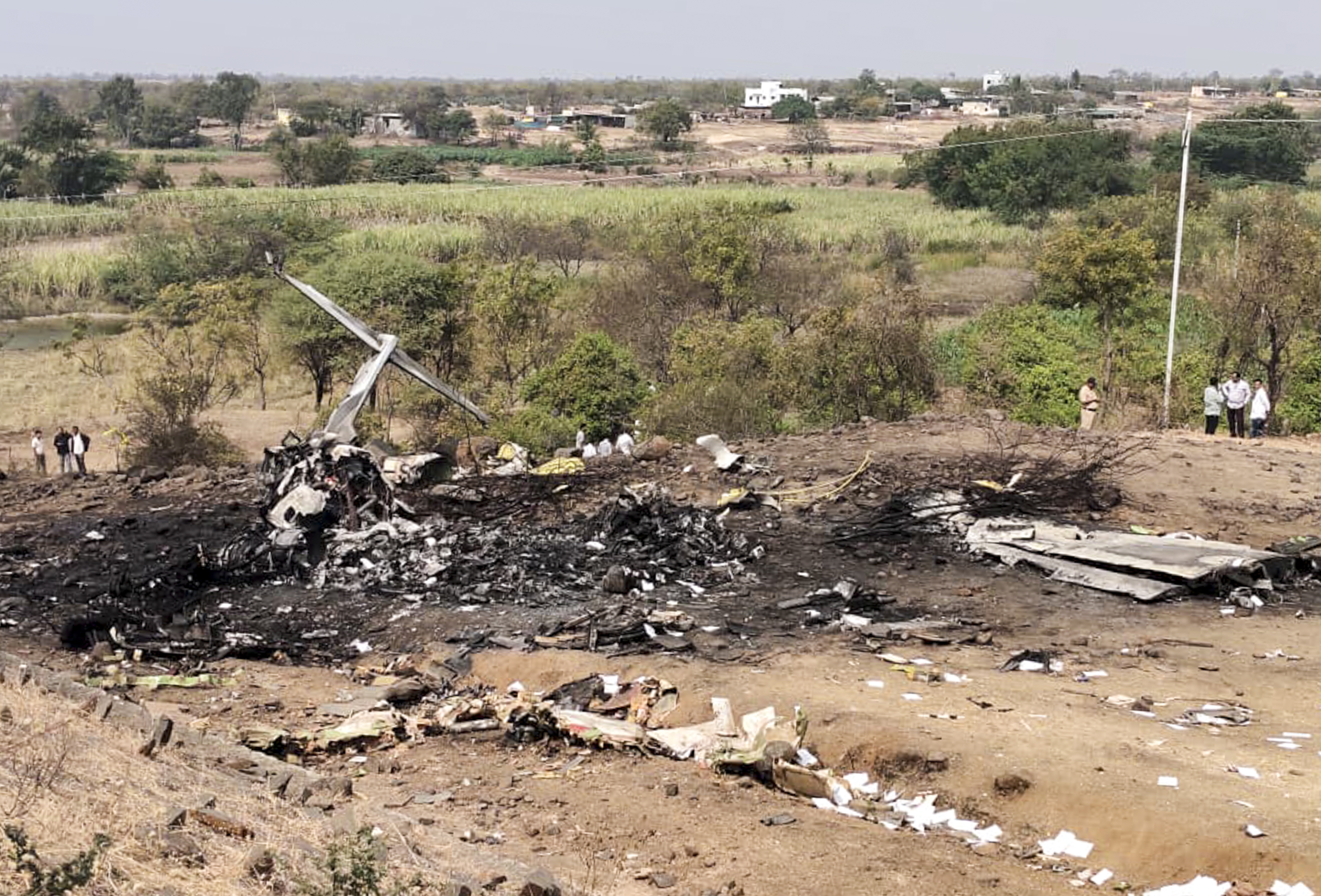 क्रैश साइट पर फैला प्लेन का मलबा। घटना की जांच के लिए फोरेंसिक टीम भी पहुंची।