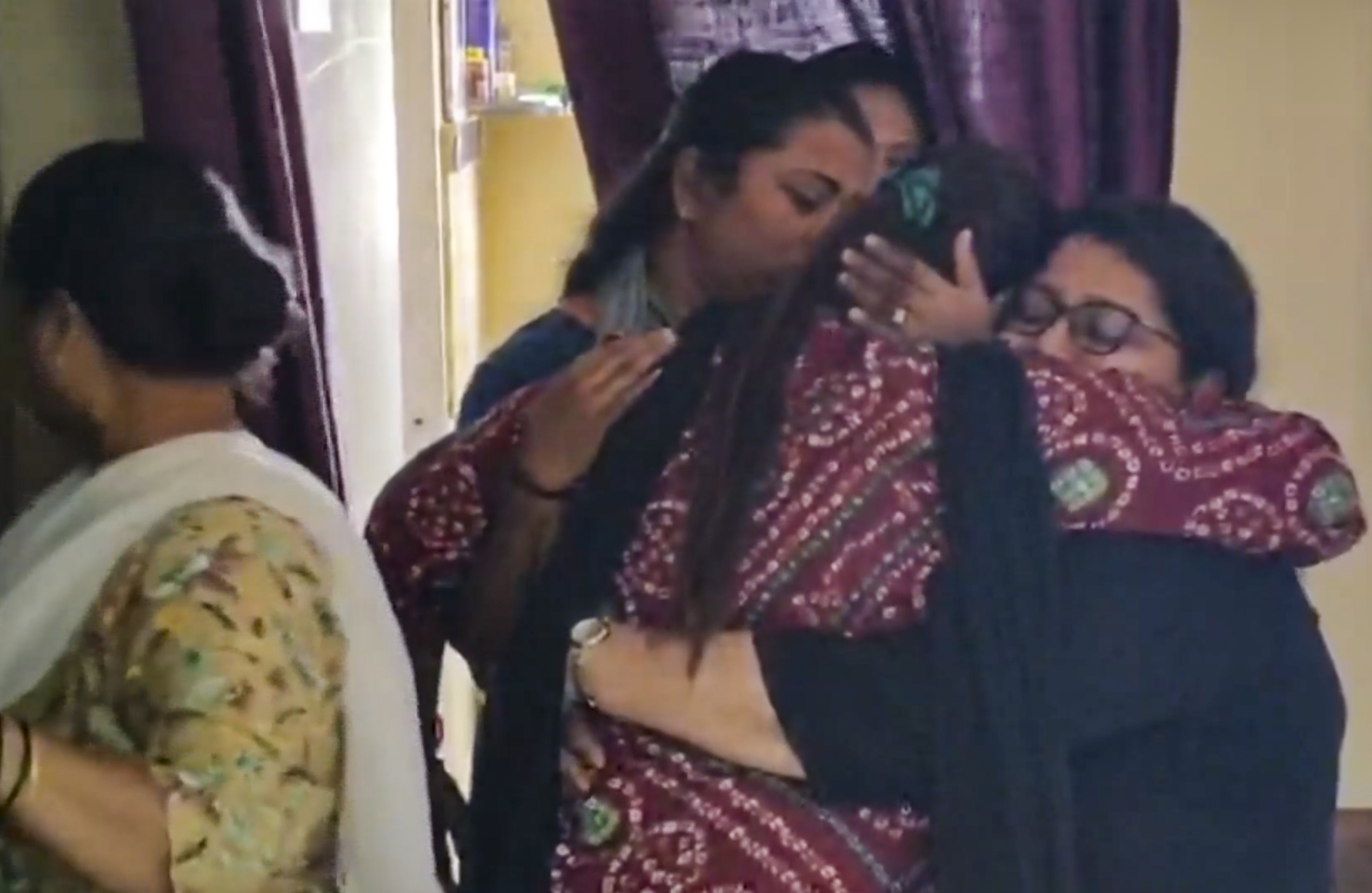 तस्वीर अजित पवार के घर की है। उनकी मौत की खबर सुनकर परिवार में मातम छाया।