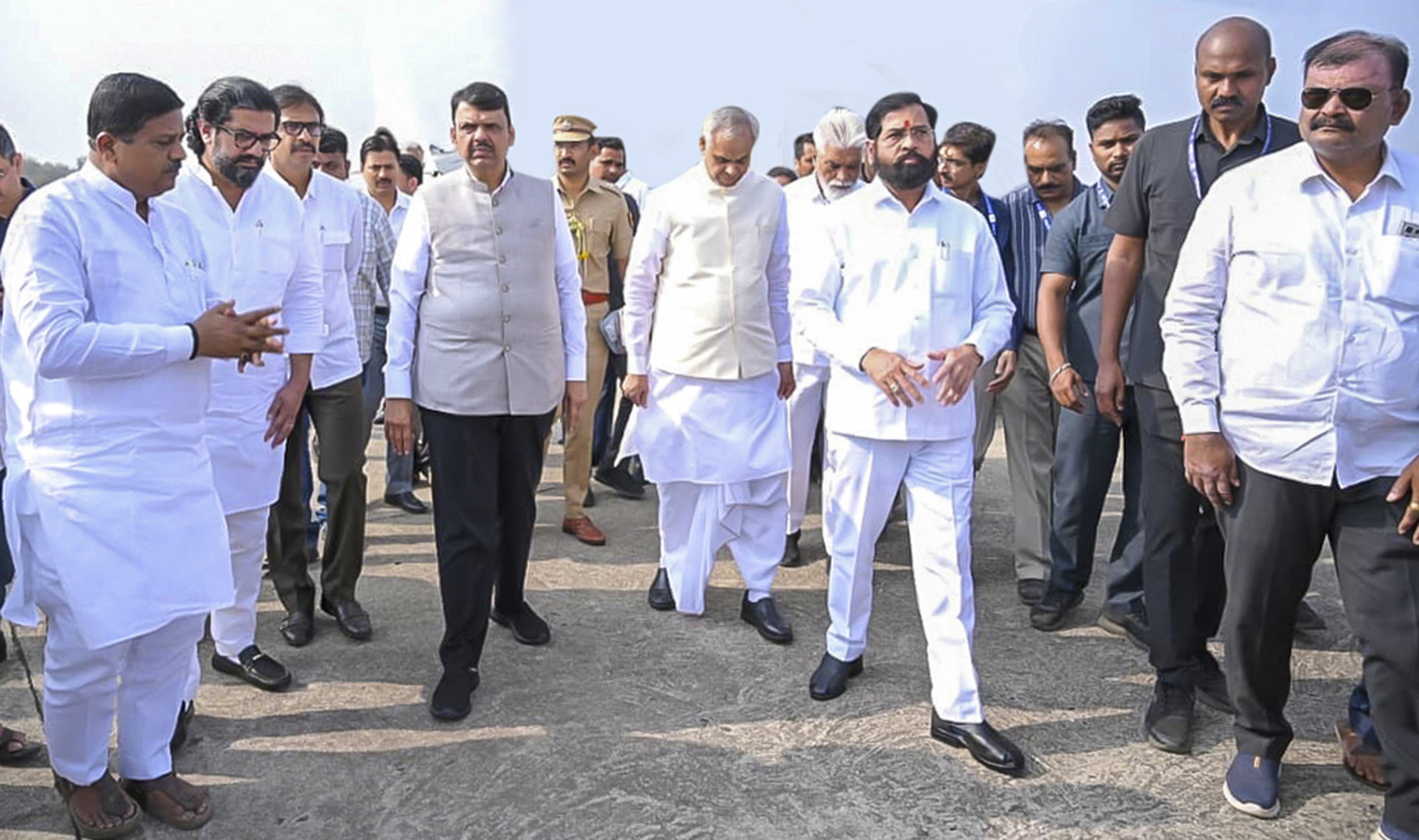 अजित पवार के निधन की खबर मिलने के बाद बारामती पहुंचे सीएम देवेंद्र फडणवीस, डिप्टी सीएम एकनाथ शिंदे।