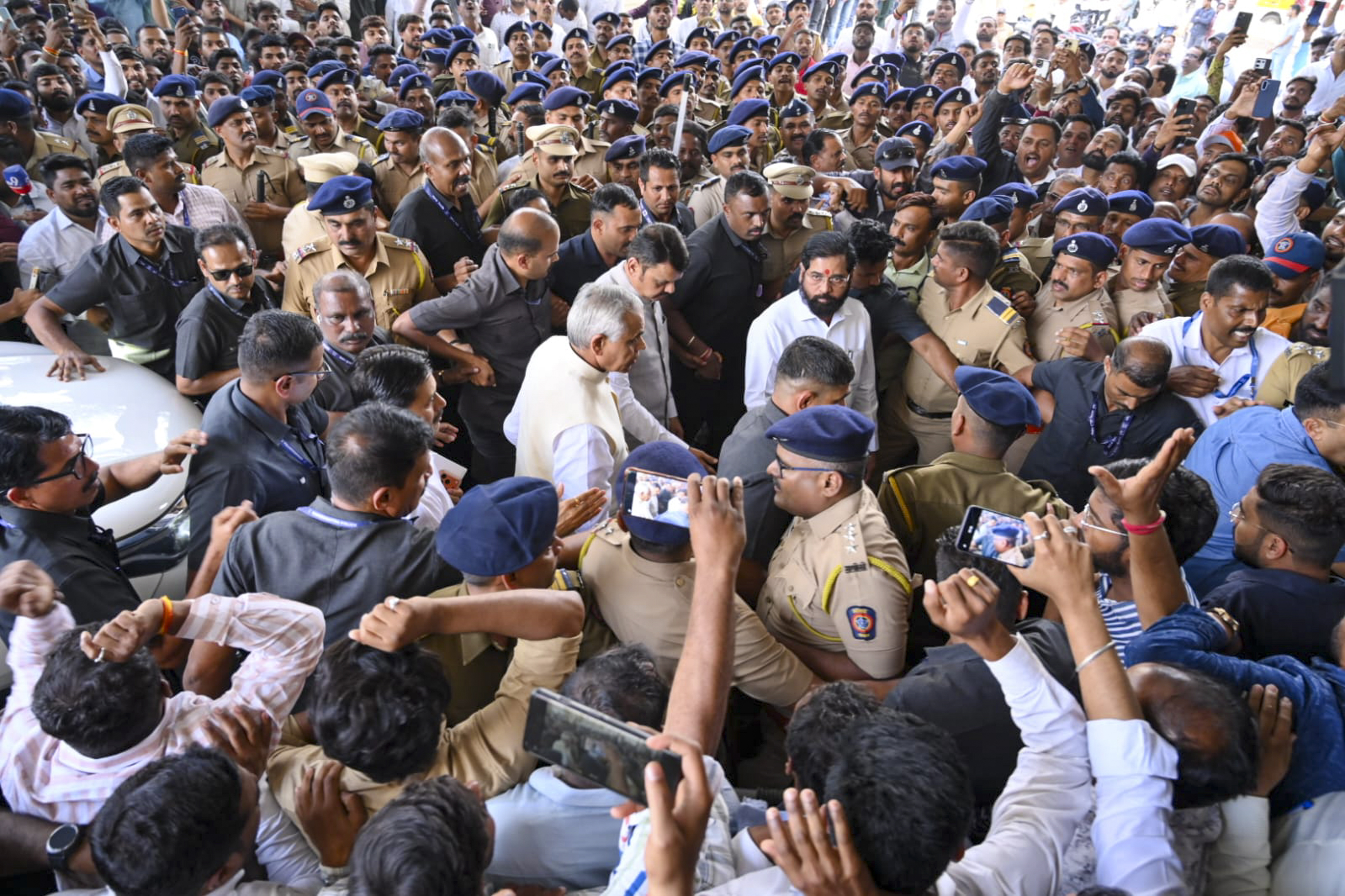 पुलिस सुरक्षा के बीच अस्पताल पहुंचे सीएम देवेंद्र फडणवीस, डिप्टी सीएम एकनाथ शिंदे।