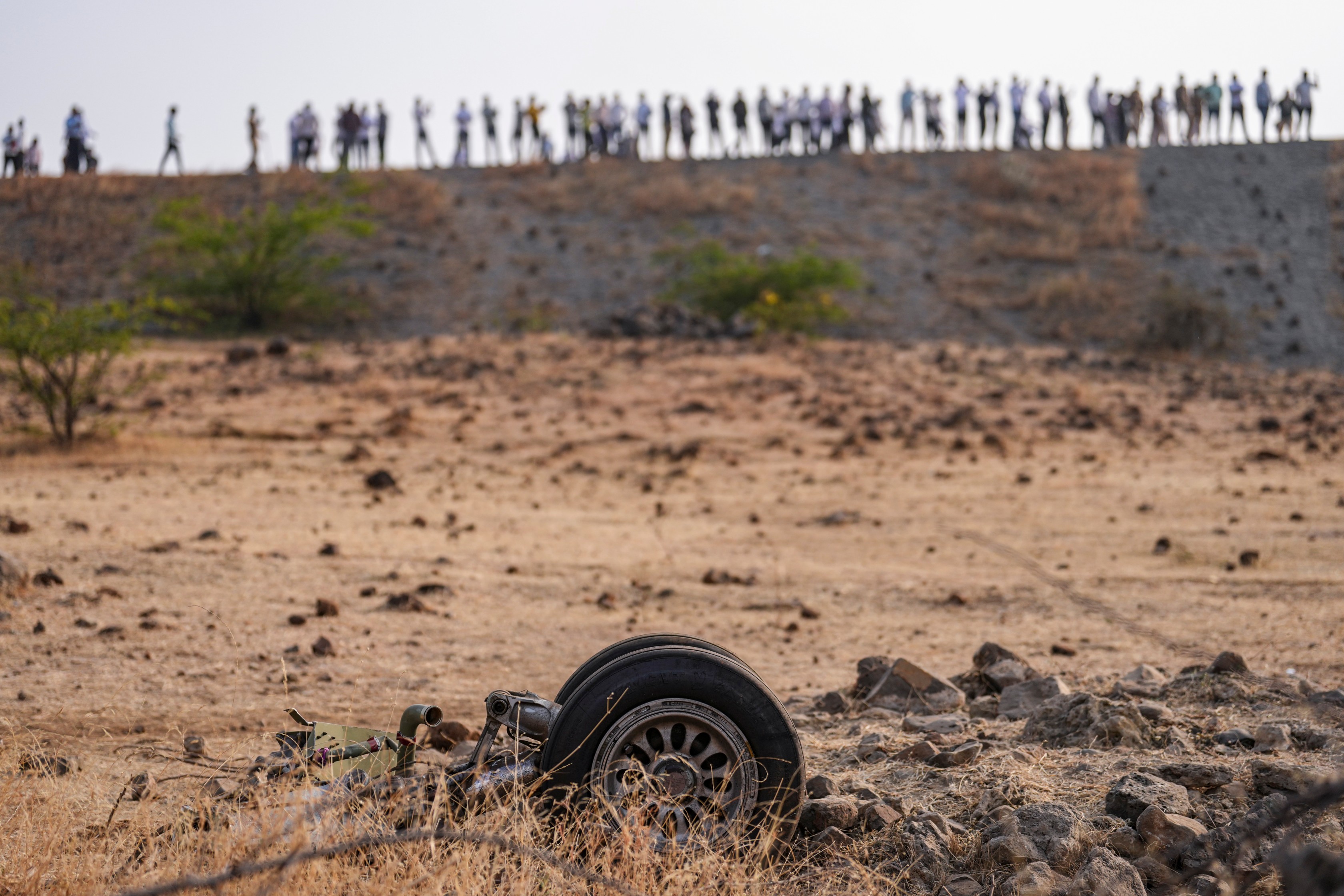 क्रैश के बाद प्लेन के व्हील टूटकर घटनास्थल से काफी दूर जाकर गिरे।