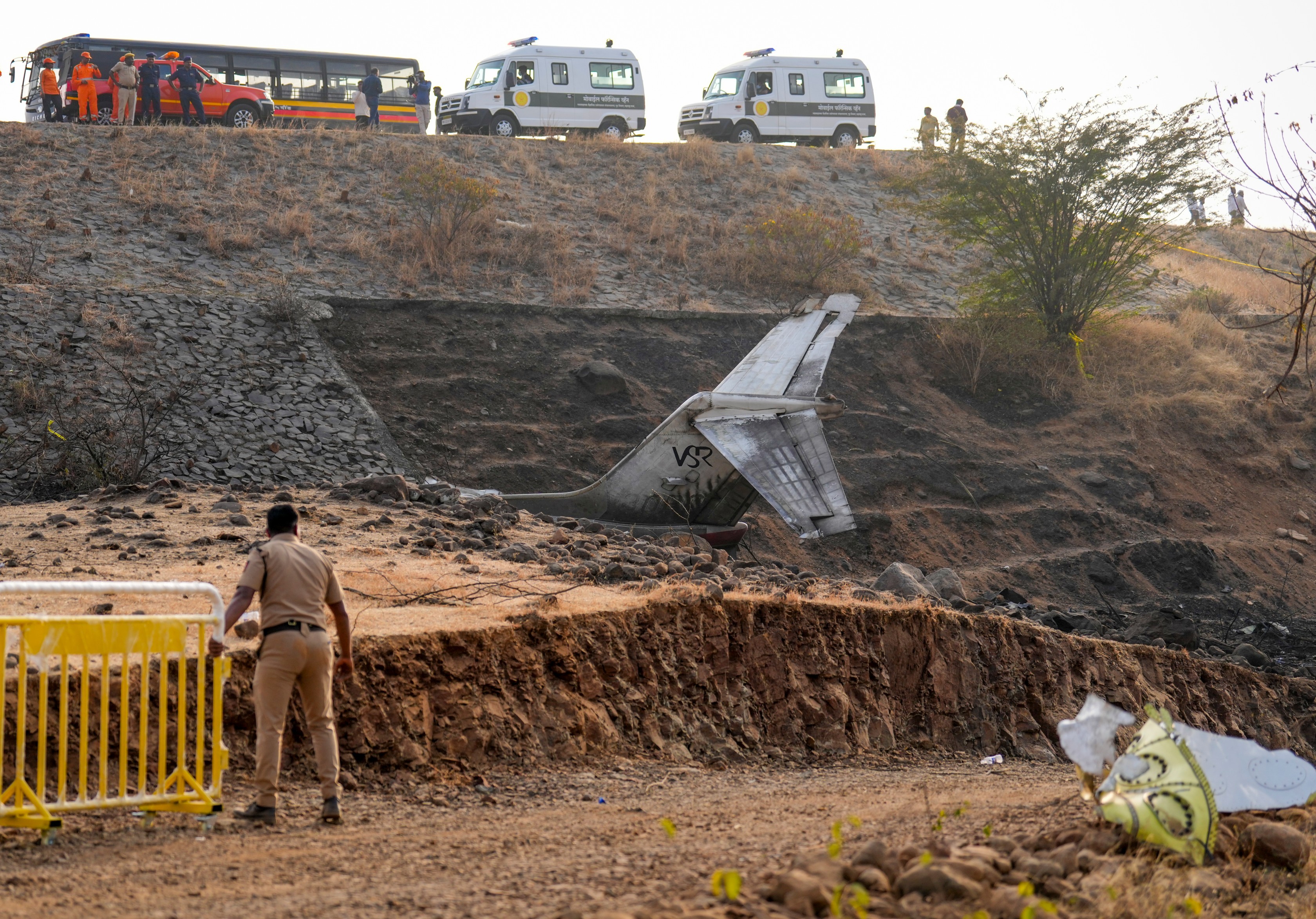 जहां क्रैश हुआ वहां पर पुलिस की तैनाती की गई।