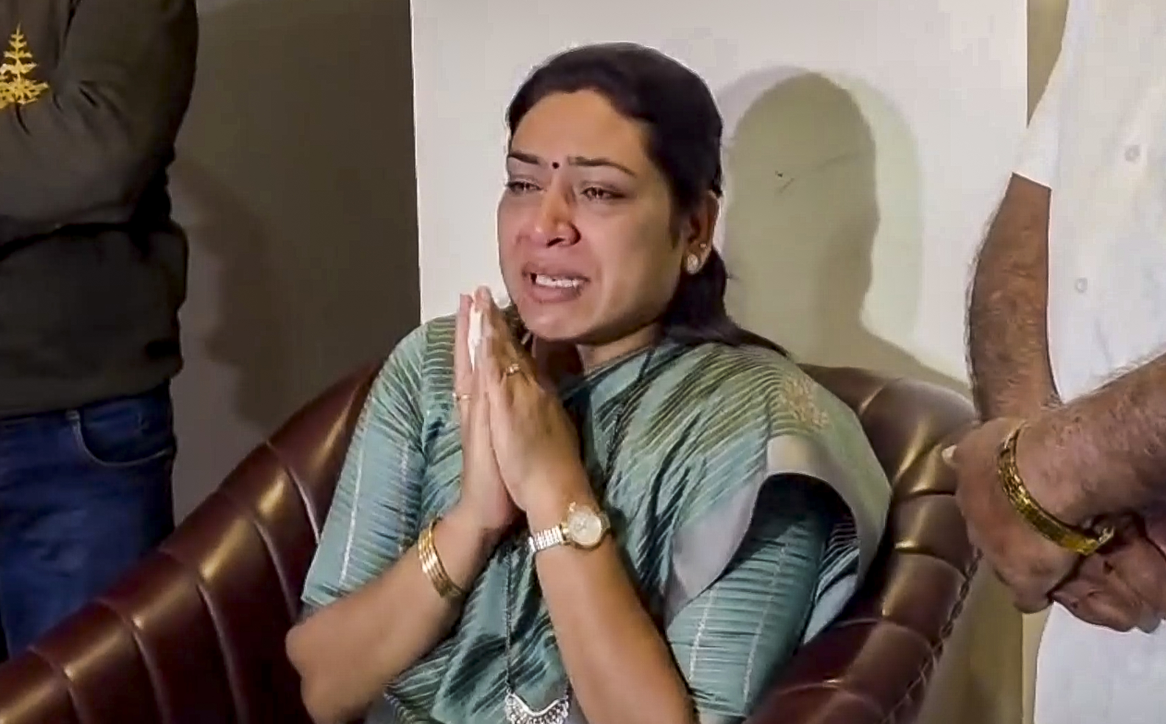 मुंबई में NCP नेता सरोज अहिरे मीडिया से बात करते हुए भावुक हो गईं।