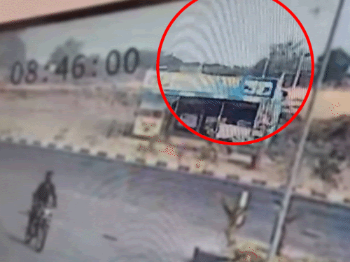 एक CCTV कैमरे में प्लेन क्रैश के बाद धमाके के साथ आग की लपटें और धुआं उठता दिखा।