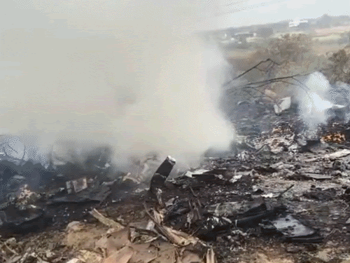 आग बुझाने के बाद विमान के टुकड़े बिखरे नजर आ रहे थे। इसमें सवार सभी लोगों की जान चली गई।