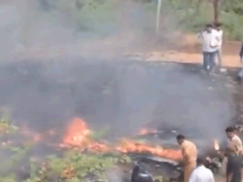 बारामती में विमान क्रैश होते ही उसमें आग लग गई। कुछ मिनट में पूरा प्लेन जलकर खाक हो गया।