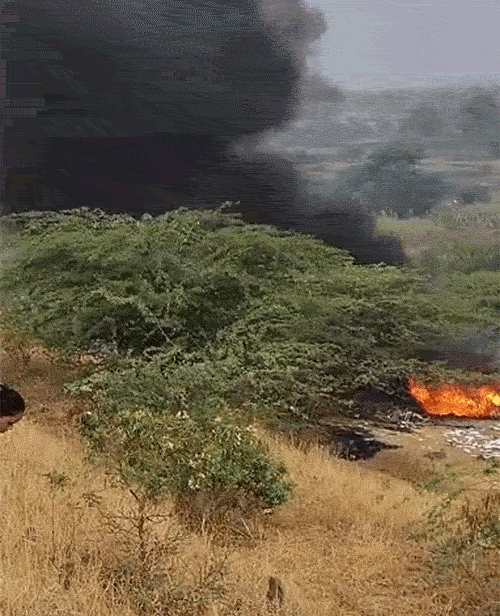 प्लेन से उठ रही आग की लपटें इतनी तेज थीं कि कोई भी मदद के लिए आगे नहीं जा सका।