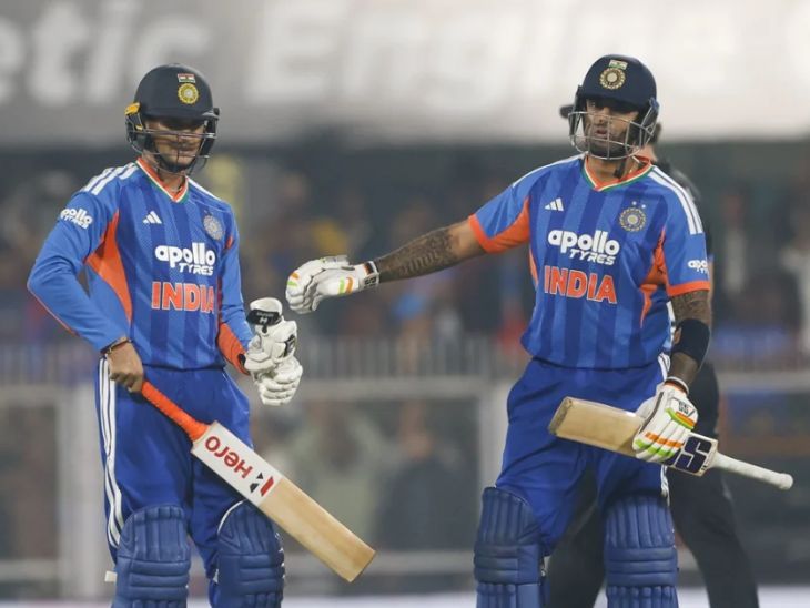 अभिषेक और सूर्यकुमार यादव की यह फोटो 25 जनवरी की है, जब दोनों ने न्यूजीलैंड के खिलाफ सीरीज के तीसरे टी-20 में नाबाद अर्धशतक लगाए थे। - Dainik Bhaskar