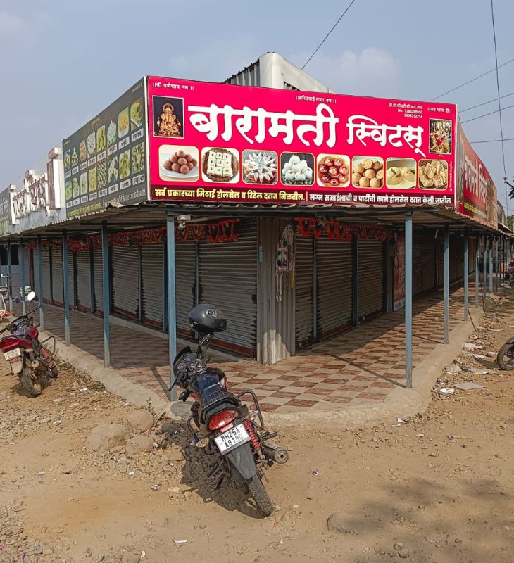 अजित पवार के निधन की खबर आने के बाद बारामती में दुकानें बंद कर दी गईं। सरकार ने एक दिन का राजकीय शोक घोषित किया है।