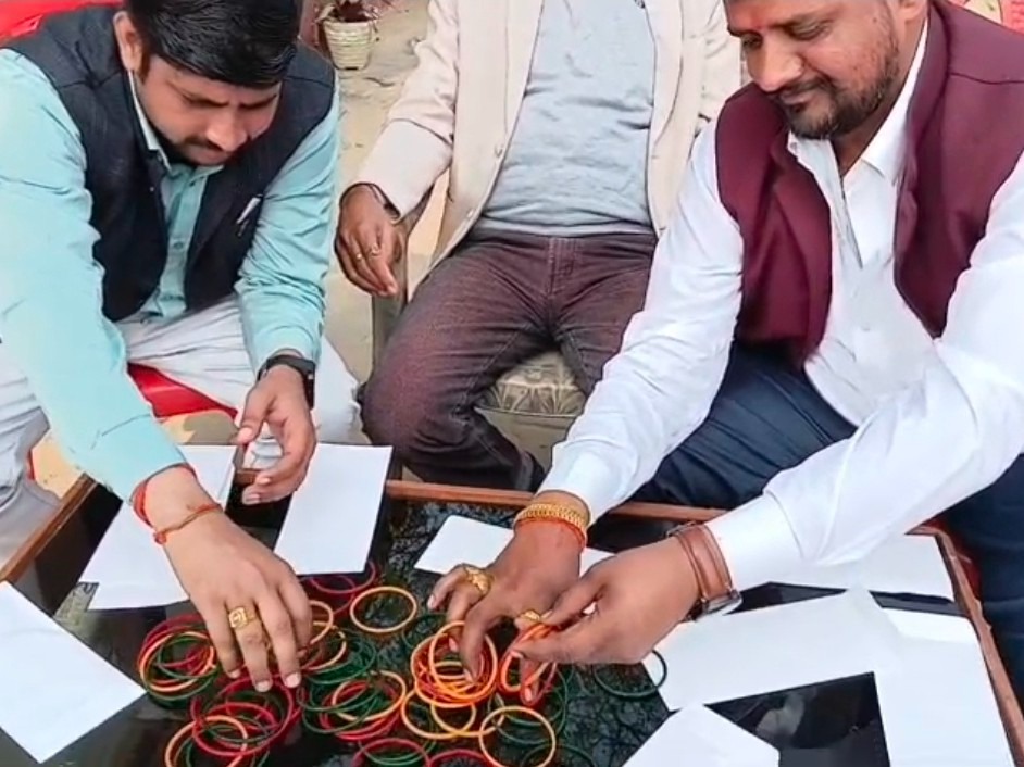 देशभरात UGCच्या नव्या नियमांचा विरोध: UPत सवर्ण तरुणांनी मुंडन केले, बिहारमध्ये फाशीची मागणी केली; सर्वोच्च न्यायालय सुनावणीसाठी तयार रायबरेलीमध्ये भाजप किसान नेते रमेश बहादूर सिंह आणि गोरक्षा दलाचे अध्यक्ष महेंद्र पांडे यांनी सवर्ण नेत्यांना बांगड्या पाठवल्या.