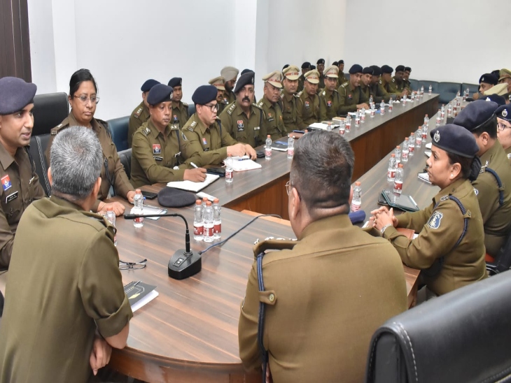 बैठक में सभी राजपत्रित अधिकारी व थाना प्रभारी रहे मौजूद।