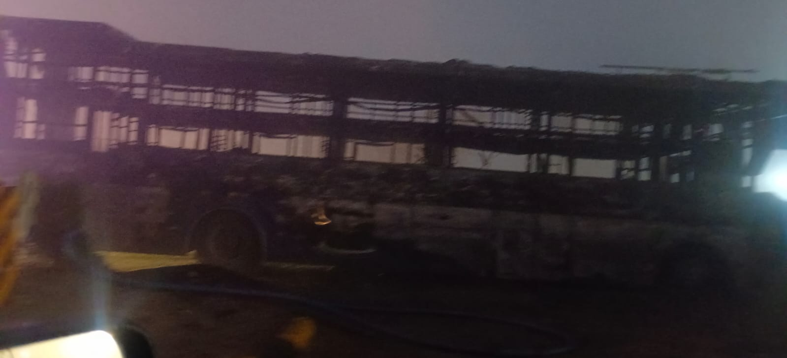 दो घंटे में बस जलकर कबाड़ हो गई।