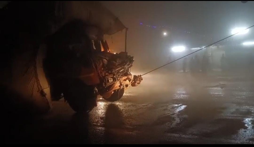 ट्रक से टकराने के बाद चारे से भरा ट्रक हाईवे पर रुक गया था।