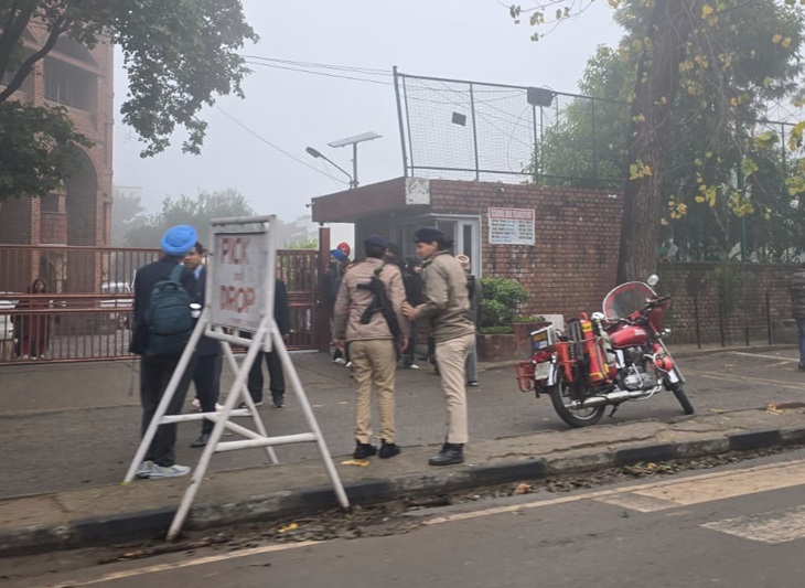 स्कूलों के बाहर पुलिस की पेट्रोलिंग टीमें तैनात करने के साथ बैरिकेडिंग भी लगा दी गई।