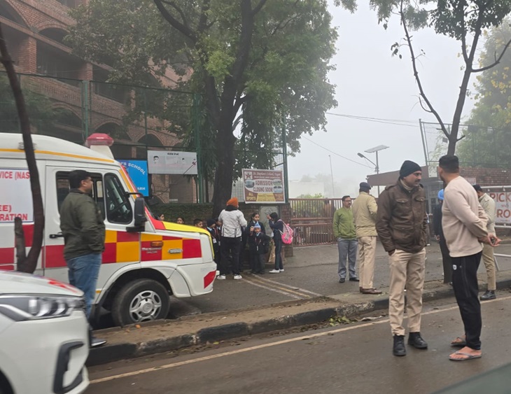 स्कूलों के बाहर एहतियात के तौर पर पुलिस तैनात कर दी गई।