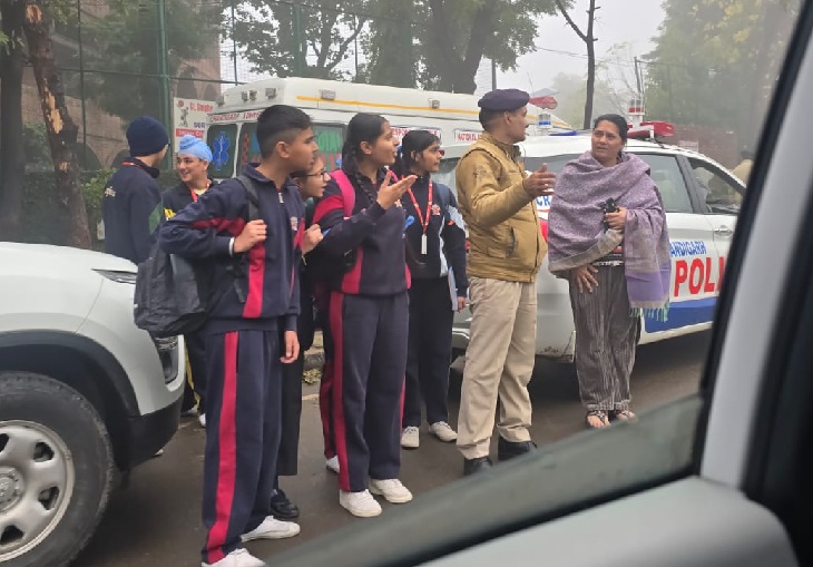 चंडीगढ़ में बम धमकी के बाद बच्चे और उनके पेरेंट्स पुलिस से बात करते दिखे।