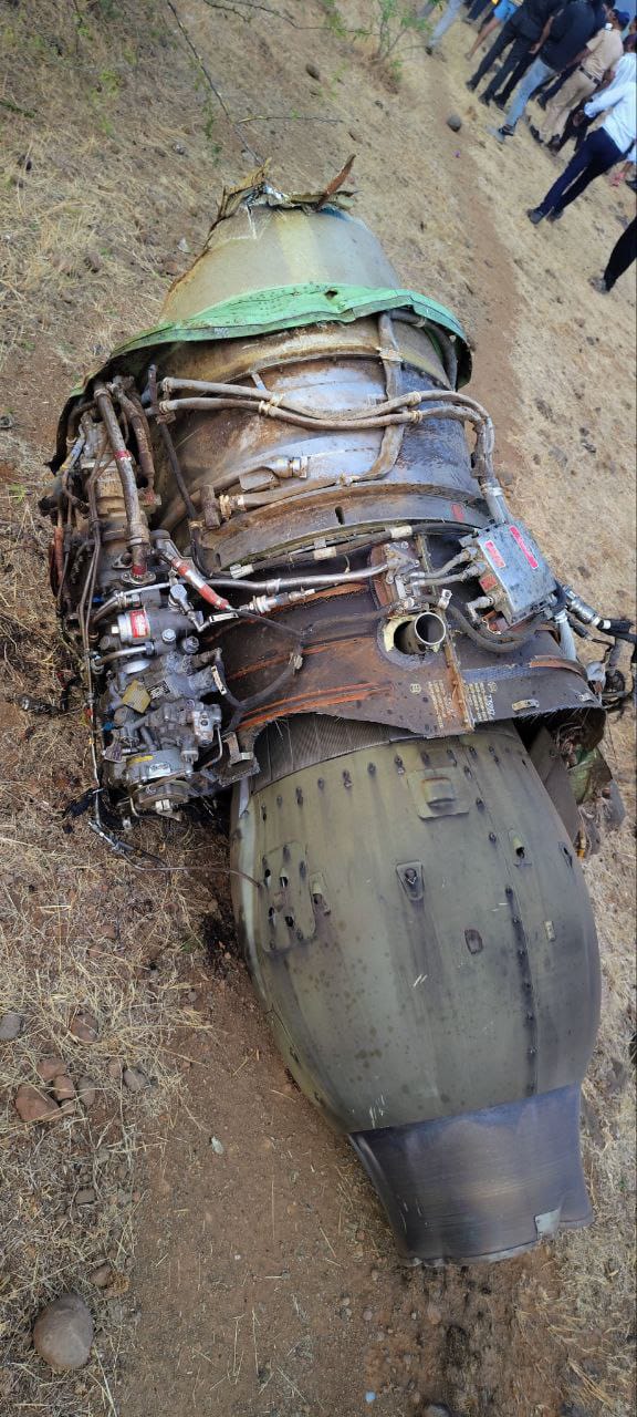 प्लेन क्रैश के बाद उसका इंजन दूर जाकर गिरा।