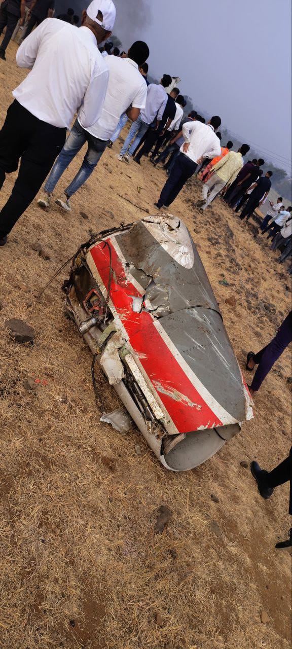 प्लेन के टुकड़े दूर तक बिखरे नजर आए।