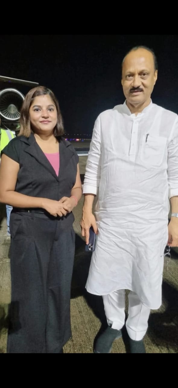 फ्लाइट अटेंडेंट पिंकी माली के साथ अजित पवार। फोटो हादसे के पहले का है। हादसे में पिंकी का भी निधन हो गया है।