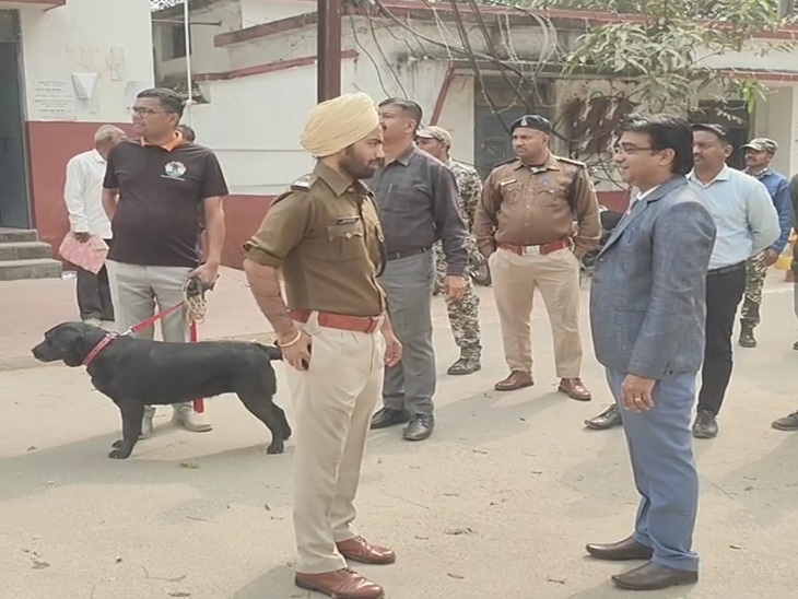 बम-डॉग स्क्वायड के साथ पुलिस अधिकारी और जवान भी तैनात है।
