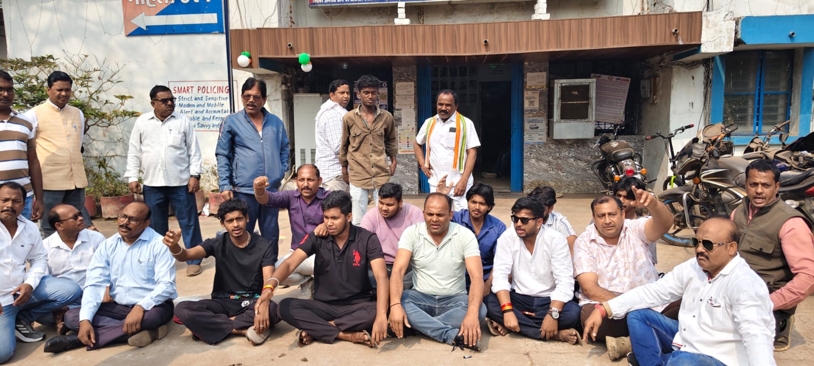 सुपेला थाना के बाहर एफआईआर की मांग को लेकर बैठे कांग्रेसी।