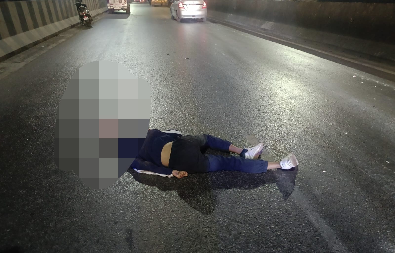 सड़क हादसे में मौके पर हुई छात्र की मौत।