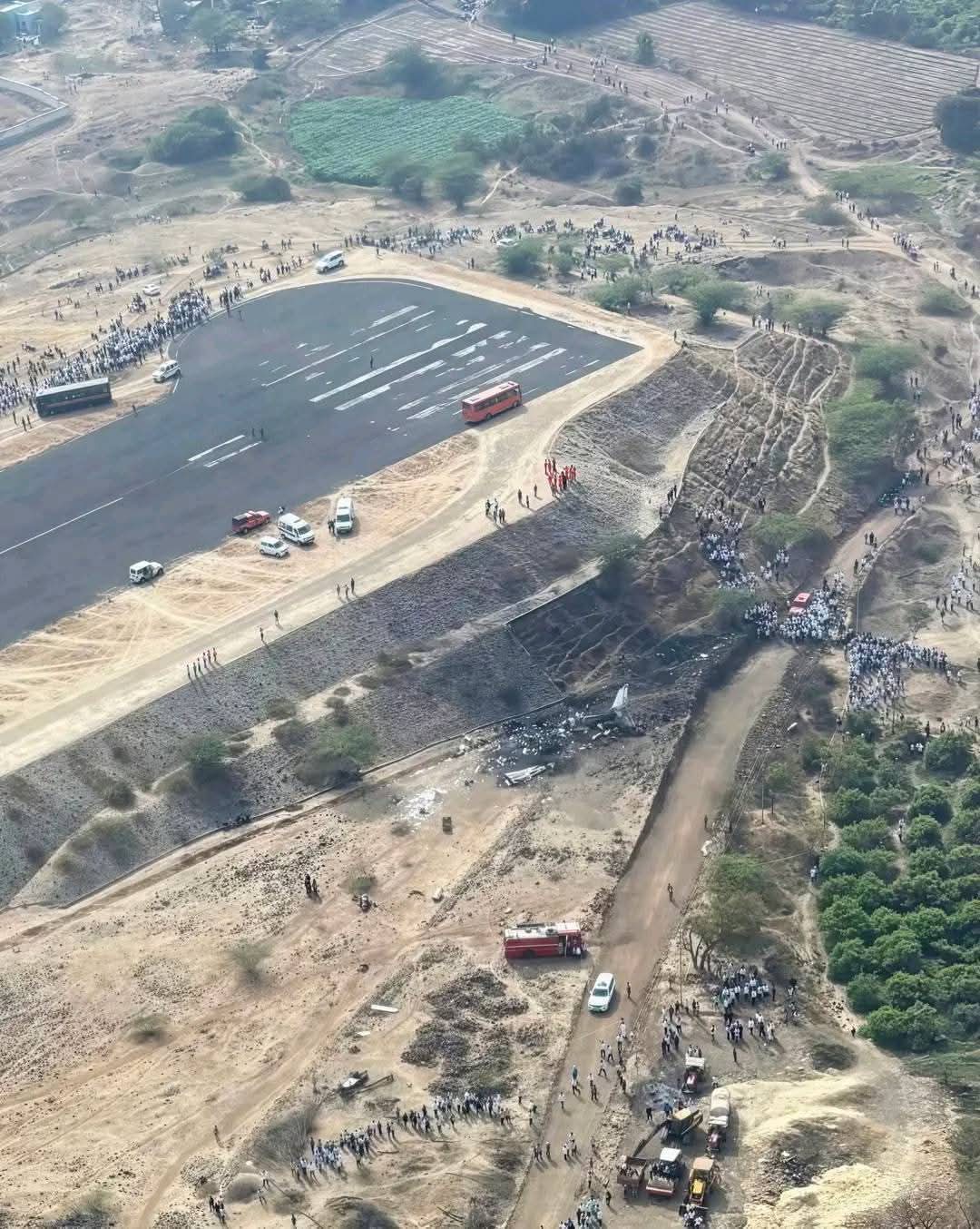 बारामती एयरपोर्ट के रनवे के आसपास गहरी खाई है। प्लेन रनवे से करीब 200 मीटर दूर क्रैश हुआ।