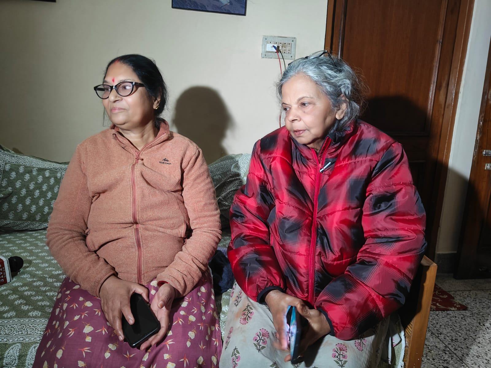 हादसे की खबर सुनने के बाद मीरा पाठक से मिलने रिश्तेदार पहुंच रहे हैं।