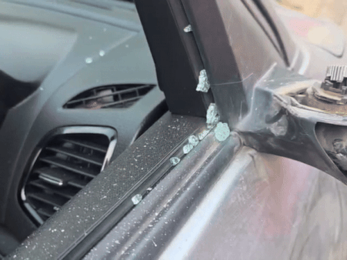 कार के साइड शीशे भी ले गए चोर।