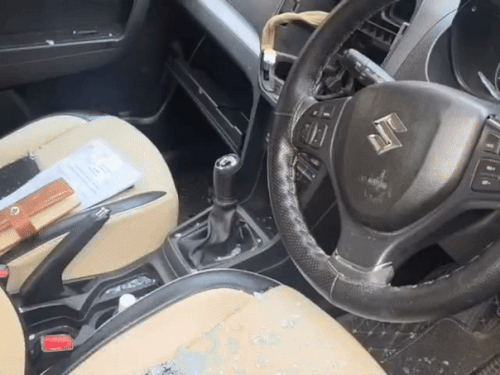 कार के अंदर भी तोड़फोड़ की।