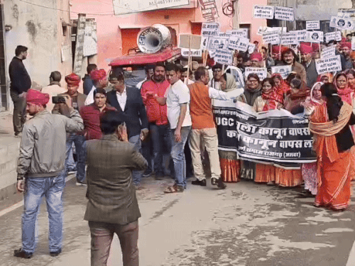 कस्बे भारी संख्या में जुटे लोग।