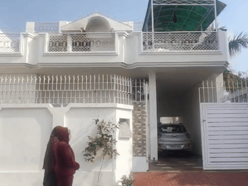 महिला का घर जहां पर डेथ हुई, रिटायर मेजर की पत्नी थी मृतका।