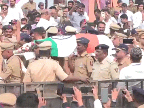 अजीत पवार के पार्थिव शरीर को तिरंगे में लपेटकर अंतिम संस्कार के लिए विद्या प्रतिष्ठान मैदान लाया गया।