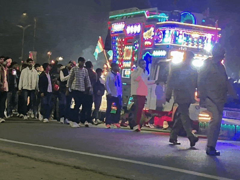 NSUI की ओर से निकाले गए मशाल जुलूस में कदम से कदम मिलाकर चलते युवा।