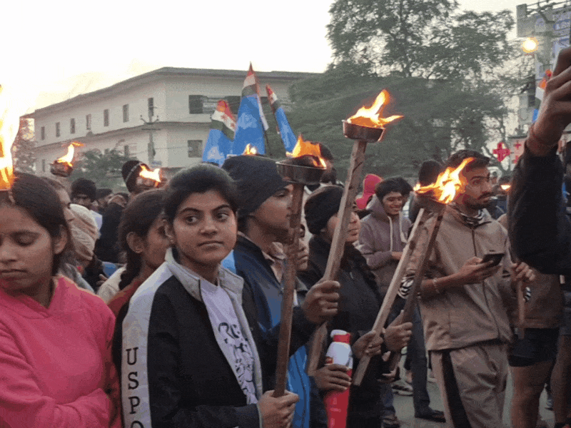 मशाल जुलूस में छात्राएं भी बड़ी संख्या में पहुंची।
