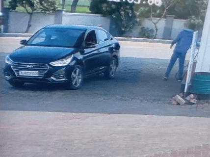 आरोपी ने 15 किलोमीटर दूर पेट्रोल डलवाया वहां भी बिना रूपए दिए आरोपी फरार हो गया।