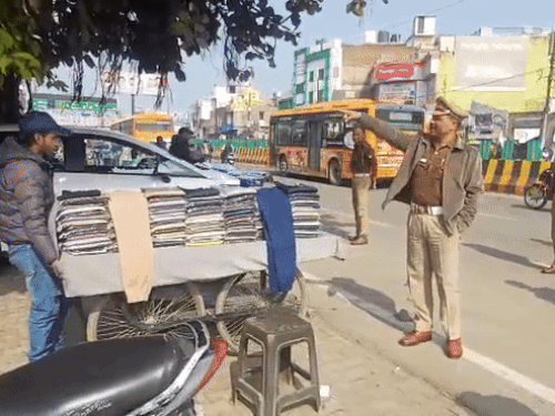 ठेले वाले को पहले समझाया और फिर सड़क से हटाया।