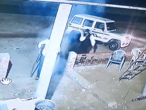 बुधवार रात करीब 8ः30 बजे बोलेरो सवार बदमाश हाथों में लोहे के पाइप लेकर रेस्टोरेंट में दाखिल हुए।