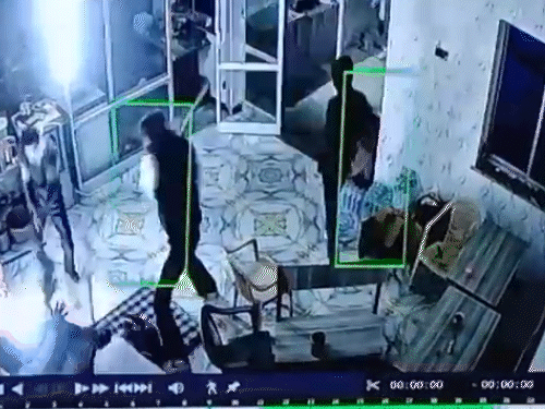 अंदर घुसते ही रेस्टोरेंट संचालक राजकुमार पर ताबड़तोड़ वार किए। हमला देखकर वहां मौजूद लोग भाग खड़े हुए।