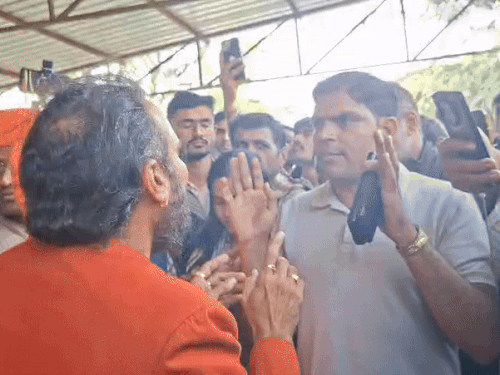 एमजीएच मॉर्च्युरी के बाहर प्रेम बाईसा का पिता एक अन्य साध्वी के साथ बात कर रहे थे, इसी दौरान मीडिया व अन्य लोग उनका वीडियो बनाते नजर आए, तब इन दोनों ने इसका विरोध किया।