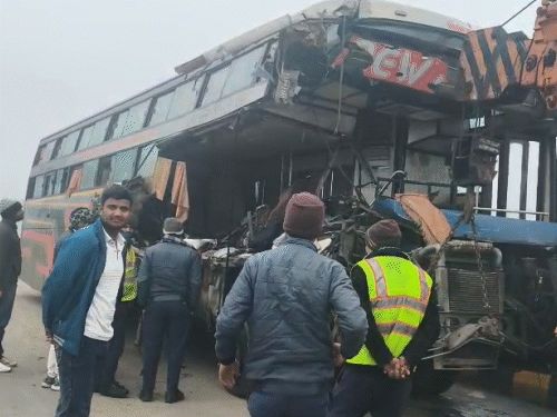 ट्रेलर से टकराने के कारण बस का आगे का हिस्सा पूरी तरह चकनाचूर हो गया।