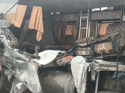 तस्वीर बस के अंदर की है। हादसे के बाद बस की यह हालत हो गई।