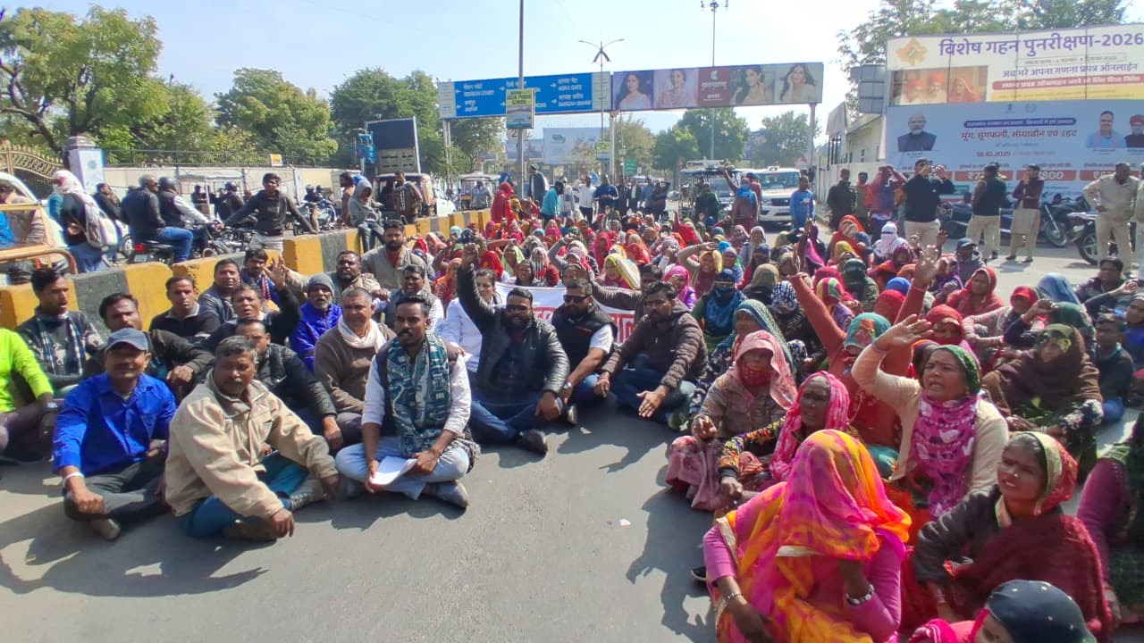 2250 अस्थाई सफाई कर्मचारी गुरुवार को भी हड़ताल पर रहे। सफाई कर्मचारी रैली निकालकर प्रदर्शन करते हुए कलेक्ट्रेट पर पहुंचे और धरना दिया।