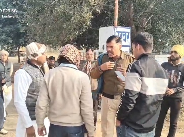 दोनों पक्षों के बीच बहस का किसी शख्स ने वीडियो बना लिया।