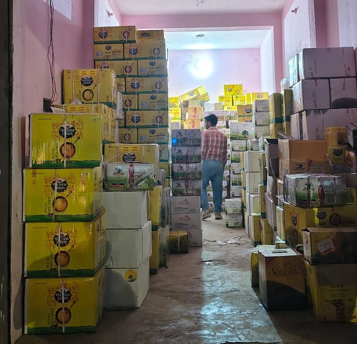 सेंट्रल टीम की कार्रवाई में अलग-अलग ब्रांड के नाम से पैक 43 हजार लीटर से ज्यादा घी पकड़ा गया है।