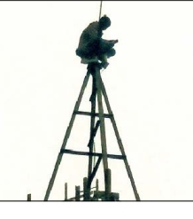 A young man climbed a tower to help his girlfriend, but was brought ...